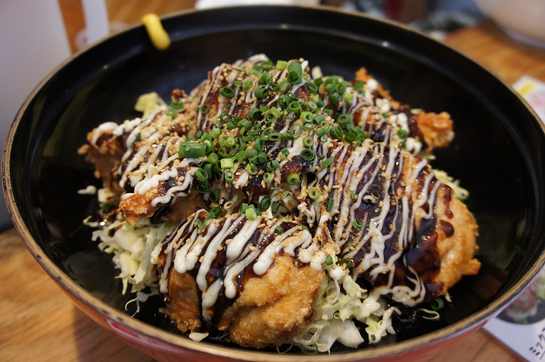 ソースとマヨネーズたっぷり唐揚げ丼