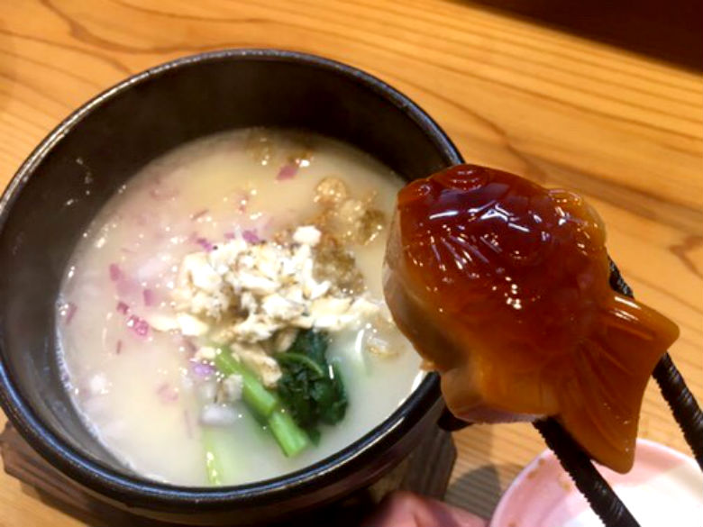 大阪・布施 鯛ラーメン　銀次、ぷるっと。の鯛ラーメン 真鯛の中骨から出汁を取ったスープと、醤油味の鯛の形をしたぷるっと