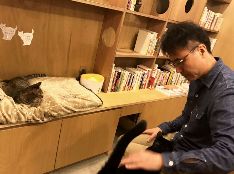 東京・三軒茶屋 猫本屋さん『Cat's Meow Books』店長猫・三郎と安村さん