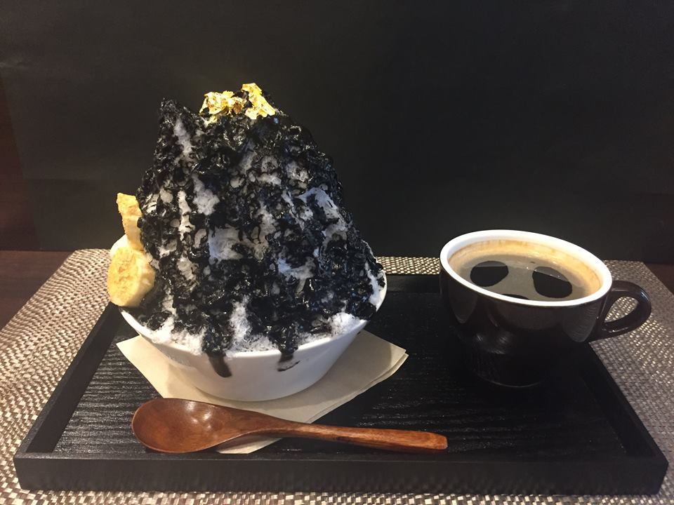 福岡・天神南おいしい氷屋の「黒ゴマ杏仁ミルク」